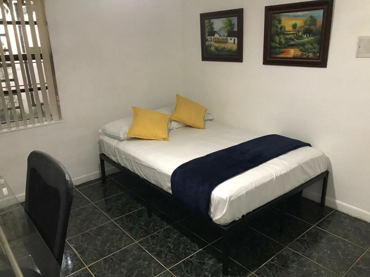 Snug Minimalist Full Bed With 50 Inch Smart Tv, Netflix, Airplay, Mini-Fridge, And 500 Mbps Wifi Near Fiu, Dolphin Mall, Airport Майами Экстерьер фото